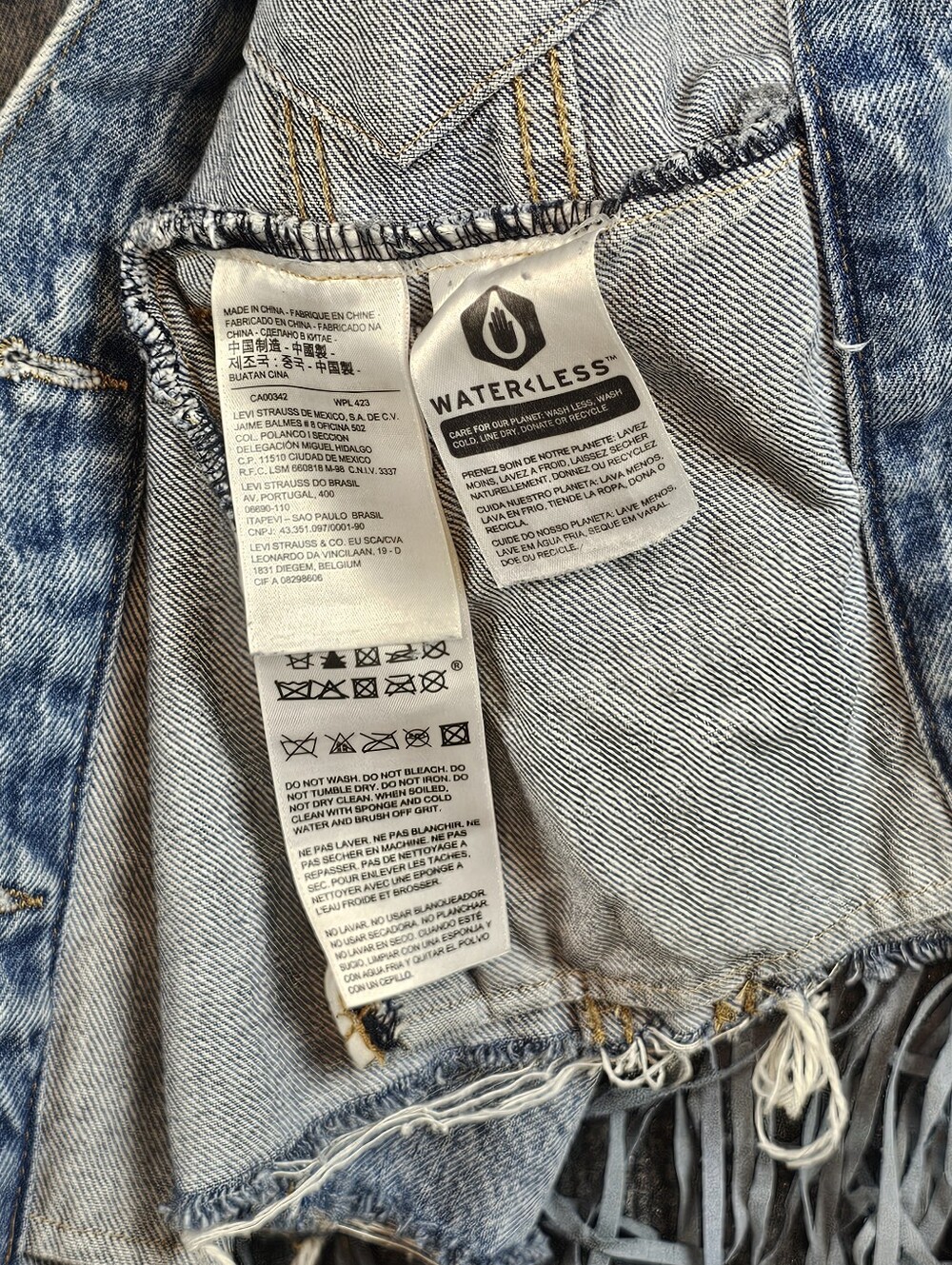 Levi's "All-Over-Fringe" Trucker Denim Jacket- Medium - Picture 8 of 10
